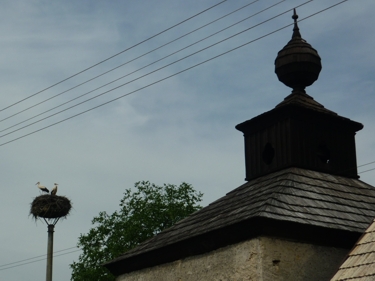 Ein historischer Glockenturm und Storchennest