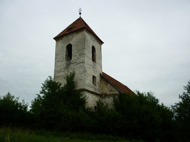 zabytkowy średniowieczny kościółek